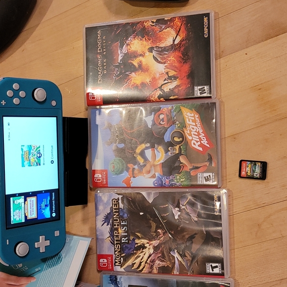 Nintendo switch lite bundle - Picture 3 of 4